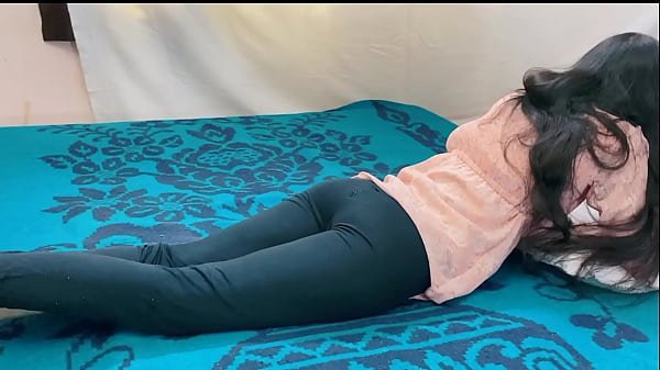 O fată de 18 ani stă întinsă pe pat și se joacă, în timp ce face conversație picantă în hindi  | Film Porno