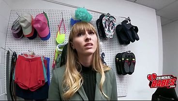 Un adolescent acuzat de furt din magazin se dezbracă complet în fața personalului de securitate din cauza unor pantofi dispăruți  | Film Porno