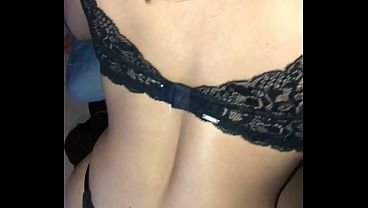 Și-a pierdut soția și pariul. O soție sexy trebuie să-și ofere păsărica ca să plătească pariul pe care soțul-cornușă l-a pierdut la joc.  | Film Porno